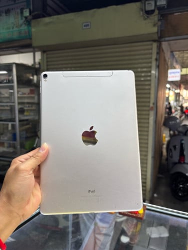 iPad 10.5inh 512G Sim WiFi អេក្រង់ស្រុីន ឡើងក្រហមកែមៗ តិច