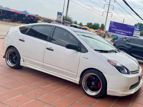 Prius សម្រាប់ជួល​ (ធានាឡានស្អាត​ ស្រួលជិះ)