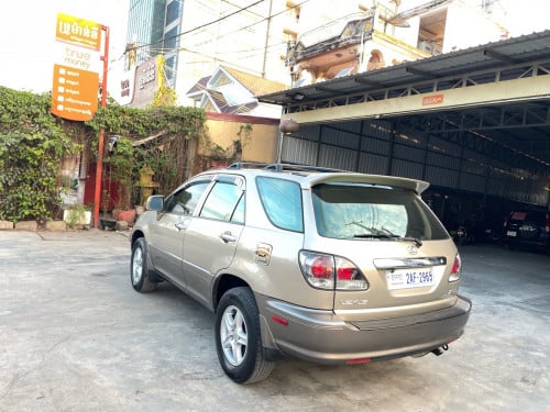 RX 300 ឆ្នាំ ឡានស្អាត គ្រឿងក្នុងថ្មី មិនបុកមិនប៉ះ មុខក្រោយស្អាត