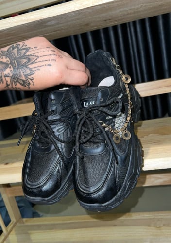 ស្បែកជេីងនារីមួយទឹកនៅស្អាត