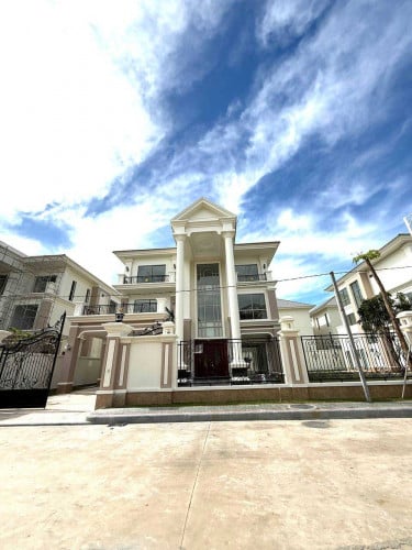 វីឡាឃ្វីនវីឡាឃ្វីនក្លាសិក សម្រាប់ជួលនៅក្នុងបុរីប៉េងហួតបឹងស្នោរ