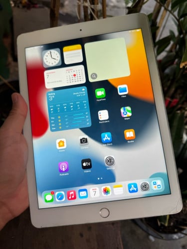 iPad 5 Sim Wifi សំនុំ 128G ប្រេះកែងតិច លក់ 80$ ដាច់ ថែមខេស ឆ្នាំង ស្រ្គីន