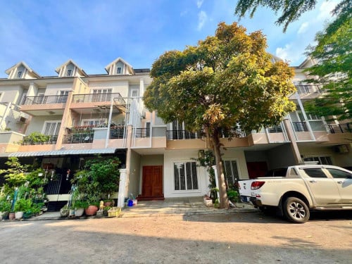 Link house for rent near street 2004