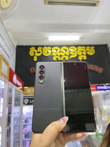 Samsung Fold 3 5G sim2  ram12G/256G ឆ្នូតអេក្រង់ក្រៅ តែអេក្រង់ក្នុងស្អាតផ្លឹង