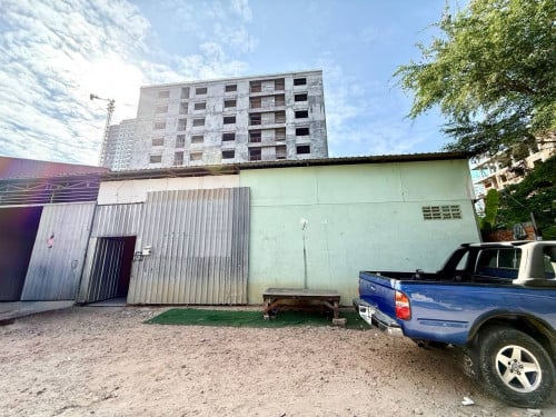 ឃ្លាំងសម្រាប់ជួល : ចុះពីផ្លូវម៉ុងឬទ្ធី ១០០ម សង្កាត់ភ្នំពេញថ្មី,ខណ្ឌសែនសុខ, ភ្នំពេញ