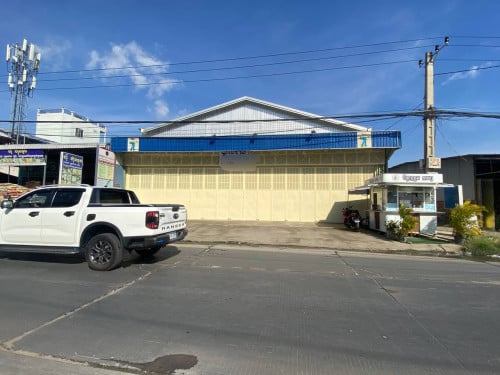 ឃ្លាំងជួលផ្លូវធំ​ នៅសែនសុខ