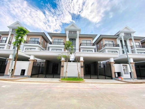 វីឡាភ្លោះB សម្រាប់លក់ នៅបុរីប៉េងហួតបឹងស្នោរ