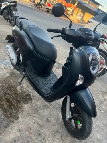 ម៉ូតូ​scopy 2025 មានពន្ធ​ .តំលៃ​2200$ចចារម៉ូតូទិញបា​ន6ខែអត់ដែលជិះ