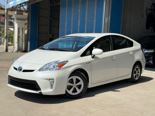 2013 Toyota Prius Option 3 ធានាឡានថ្មី ទឹកថ្នាំហ្សុីន ១ ជុំ