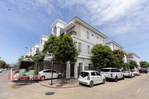 4 Bedrooms Corner Link Villa LA For Sale In Borey Peng Huoth Beoung Snor