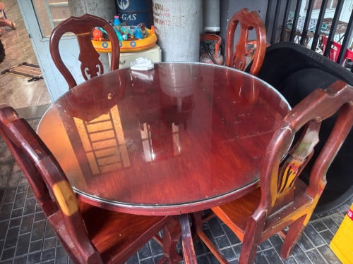 1ឈុត តុបាយមានកញ្ចក់ បាន6ទៅ8កៅអី