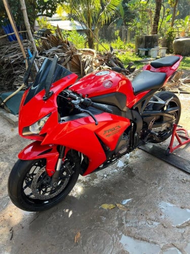 CBR1000ccលក់ប្រញាប់លុយ4000$ជាង012តេលេក្រាម077340440
