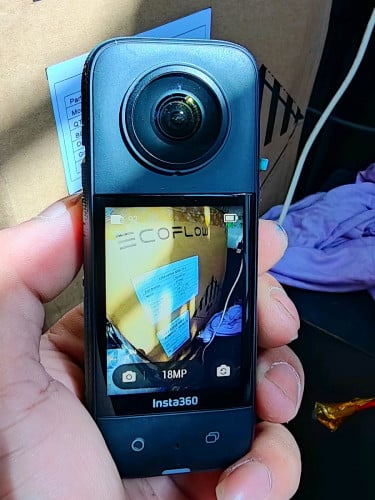 Instar360 X3មានប្រអប់ដាក់ មានដង របស់មិនសូវប្រើ ចង់លក់ 265$