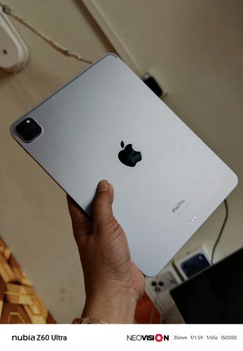 iPad Pro11 M2 LL/A (256GB) Wi-Fi onlyសំណុំស្ទើរកែងបន្តិចដូចរូបដែលបានបញ្ជាក់នៅស្អាតការប្រើប្រាស់ល្អ
