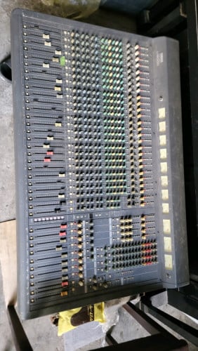Mixer Yamaha D2000. no Cable 35$