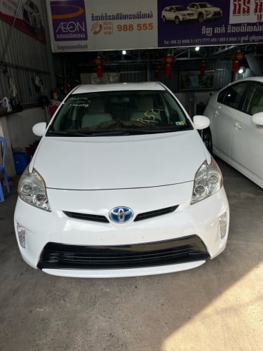 Toyota Prius 010 option 2 ក្នុង​លឿង