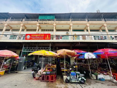 ផ្ទះល្វែងសំរាប់លក់បន្ទាន់ នៅក្នុងផ្សារប៉េសេ​