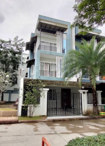 វីឡាភ្លោះ