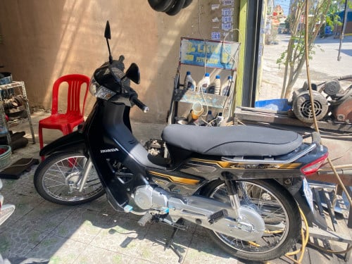 ម៉ូតូ015 ឡេីង 022 មានកាតគ្រីម៉ាសុីនតាន់តម្លៃ1120$.  ចចារ. 