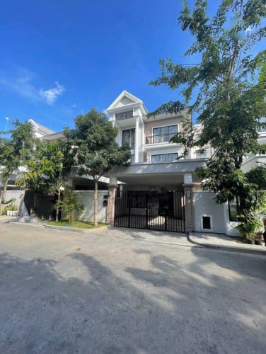 វីឡាភ្លោះA សម្រាប់លក់ នៅបុរីប៉េងហួតបឹងស្នោរ