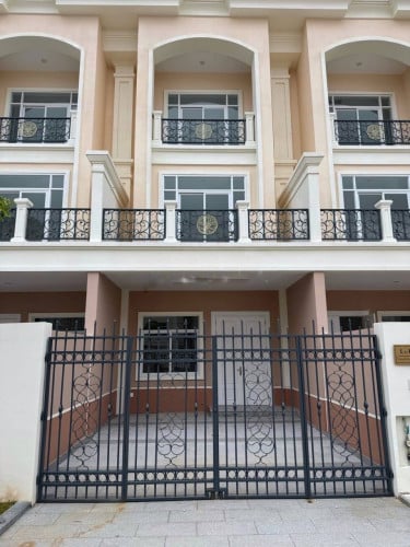 ផ្ទះលក់ ក្នុងបុរី Golden park. 6A/博雷黄金公园6A区待售房屋