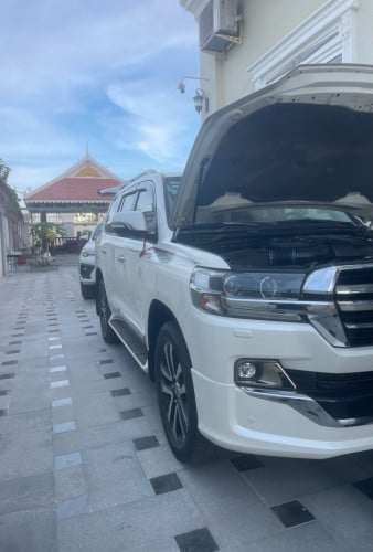 ម្ចាស់ដេីមទិញខ្លាញ់គោ Toyota Lancriser GXR GrandTouring V6 Full option 2019