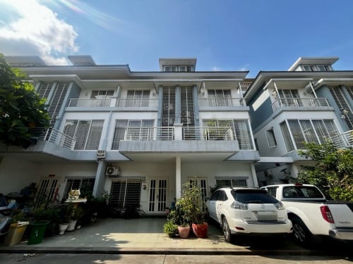 💥វីឡាកូនកាត់LA លក់បន្ទាំន់ នៅបុរីប៉េតហួតស្ទឹងមានជ័យ