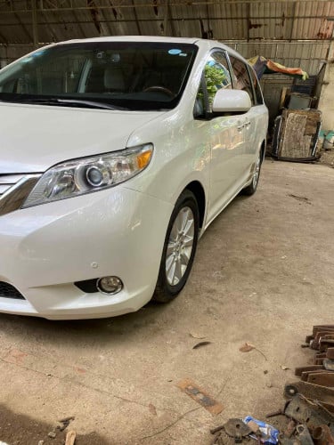 Toyota Sienna 2011 Full option ពេញប៉ុងមួយម្ចាស់ដេីម