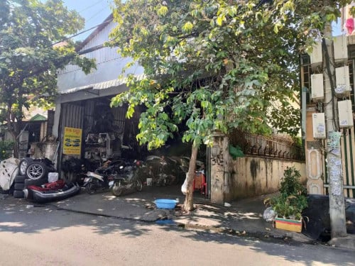 ដីនិងឃ្លាំងដាក់លក់ (ផ្សារដេប៉ូ)