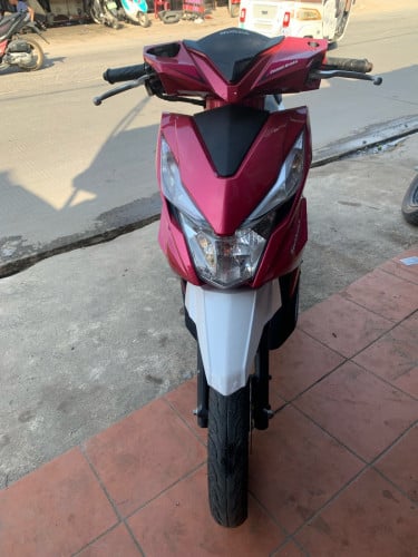 ម៉ូតូ​ម្ខាស់​ដេីម