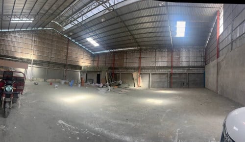 ដីឃ្លាំងសំរាប់លក់បន្ទាន់ ទីតាំងក្បែរស្ពានដែកចំការដូង ( ចុះពីផ្លូវធំចំការដូង 100m )