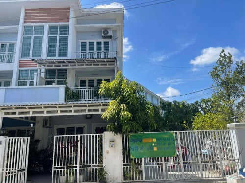 ផ្ទះលក់វិឡាបន្ទាន់ ទំហំដី225ការេ ទំហំផ្ទះ5គុណ12.5