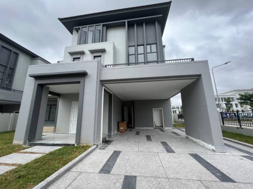 វីឡាឃ្វីនកែងមុខសួន សម្រាប់លក់ / Corner Queen Villa for sale (in Borey Chip Mong 50m)