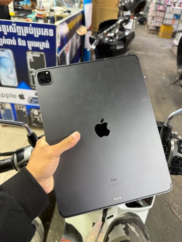 iPad M1 256g 12.9 inch sim WiFi 570$