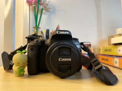 Selling Canon camera EOS 77D with EF Lens 50 mm, 1:1.8 STM