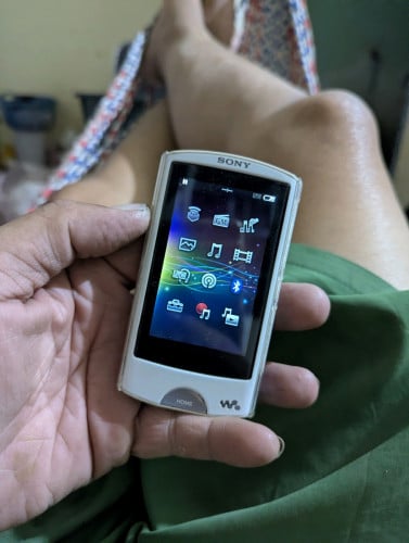 Sony Walkman A865 នៅថ្មីស្អាត ថ្មកាន់ខ្លាំង