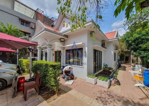 TownHouse/ Villa For Rent House 3 bedrooms for rent in Boeng Tumpoun area