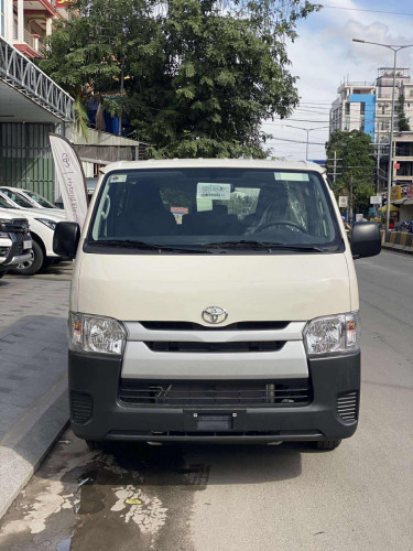 Toyota Hiace 2025  12 កៅអី