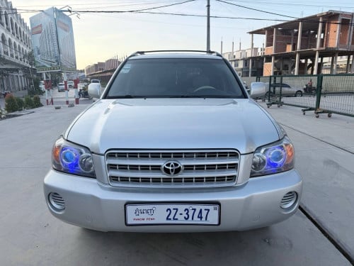 Toyota Highlander 2002 V4 ប៉ុងមួយ កៅអីចុច ពណ៌ប្រាក់ ប្រភេទឡានមូលសានុំស្រីន