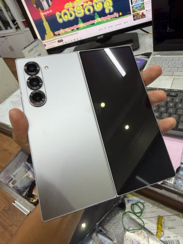 ZFold 6 Ram12 256GB ស្អាត 97-98 ទើបកាត់បាន ឥវ៉ាន់ក្រុមហ៊ុន