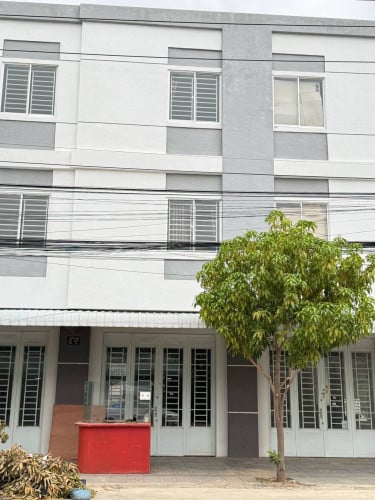 ផ្ទះចំមុខផ្សារលក់បន្ទាន់