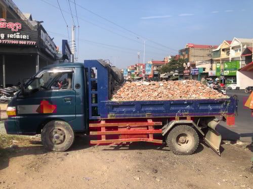 ឡានជួលដឹកកំទេចថ្ម