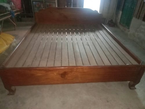 គ្រែឈើបេង