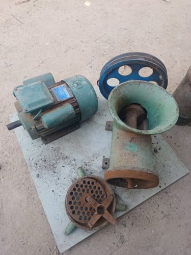 ម៉ាស៊ីនកិនសាច់ និងម៉ូទ័រ មានគ្រឿងដូចរូប