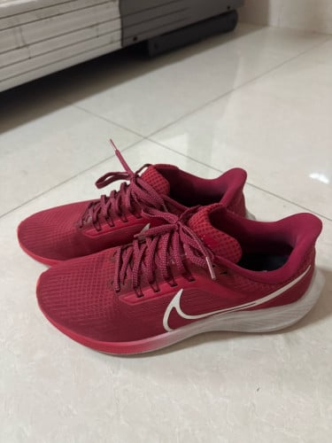 លក់សិន100%នៅថ្មី98%កាលទិញ220$លក់តែ120$លេខ42ទិញមកពីរអាមេរិក