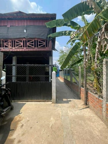 ផ្ទះលក់ មានបន្ទប់ជួលចំនួន3 និងផ្ទះឈើមួយខ្នង