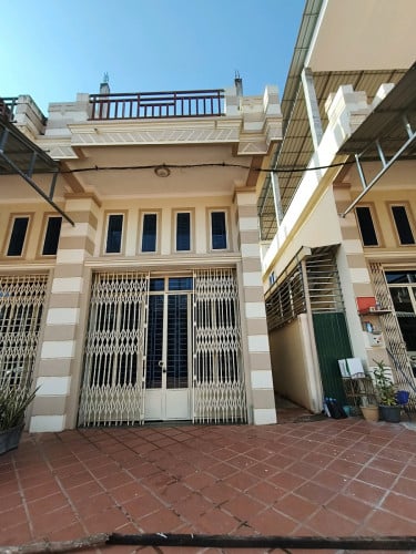 ផ្ទះខាងលក់ បន្ទាន់ នៅក្នុងក្រុងសៀមរាប 3kពីផ្សារចាស់សៀមរាប នៅជិតបូទិកភូមិបៃតង