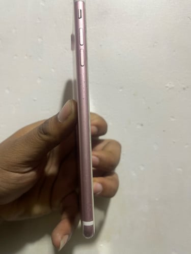 នៅស្អាត​មានស្កេន​ 7plus 128g pink លក់40$ tel 016388647