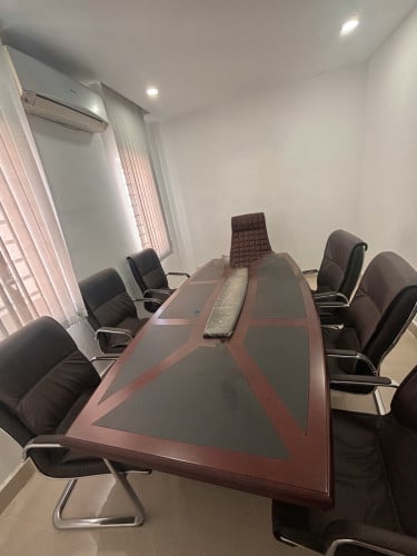 តុប្រជុំនិងកៅអីនៅថ្មីលក់បន្ទាន់ 98%