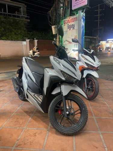 លក់ប្រញាប់ធូរៗ Click 150i Smart key ពណ៍ស៊ីម៉ងត៍ 1890$ (មានពន្ធកាតគ្រី) ម៉ាស៊ីនឆេះស្ងាត់